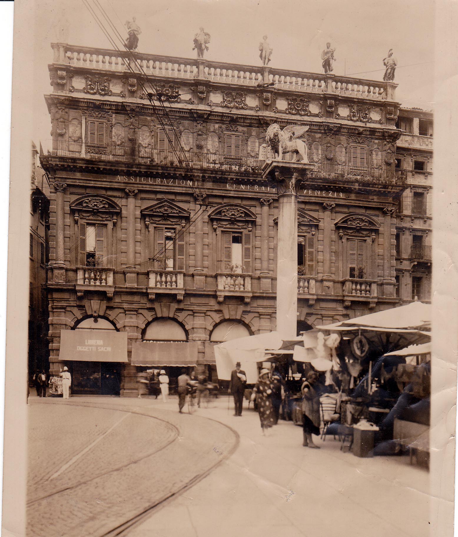Piazza delle Erbe a Verona in una fotografia d’epoca, con l’insegna della libreria di oggetti sacri